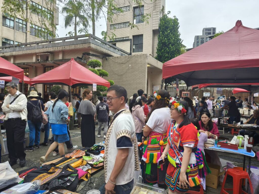 %E5%9C%92%E9%81%8A%E6%9C%83%E6%94%A4%E4%BD%8D%E5%B1%95%E7%A4%BA%E5%8E%9F%E4%BD%8F%E6%B0%91%E7%89%B9%E8%89%B2%E6%89%8B%E4%BD%9C%E5%93%81%EF%BC%8C%E5%90%B8%E5%BC%95%E6%B0%91%E7%9C%BE%E9%AB%94%E9%A9%97%E5%A4%9A%E5%85%83%E6%96%87%E5%8C%96%E9%A5%97%E5%AE%B4