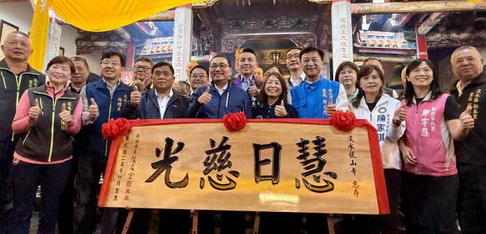 觀音聖誕侯友宜淡水參香 祈願新北安和樂利 13 《圖說》侯友宜市長致贈淡水龍山寺「慧日慈光」匾額,,並向觀世音菩薩祝壽聖誕千秋。〈民政局提供〉