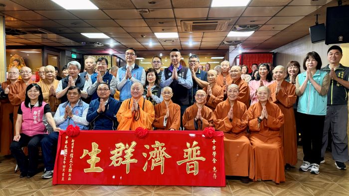 觀音聖誕侯友宜淡水參香 祈願新北安和樂利 18 《圖說》侯友宜市長致贈十方學舍「普濟群生」匾額,並向觀世音菩薩祝壽聖誕千秋。〈民政局提供〉
