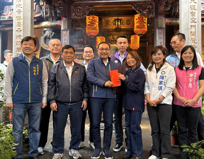 觀音聖誕侯友宜淡水參香 祈願新北安和樂利 19 《圖說》侯友宜市長致贈龍山寺香油錢,並感謝普薩庇佑淡水越來越好。〈民政局提供〉