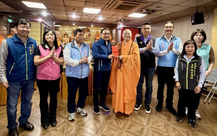 觀音聖誕侯友宜淡水參香 祈願新北安和樂利 20 《圖說》侯友宜市長感謝如乘法師同時身兼新北市佛教會理事長,該會連續15年每年捐款百萬元予市府,展現對弱勢族群的關懷。〈民政局提供〉