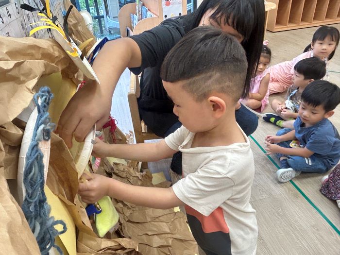 《圖說》新店民安非營利幼兒園-一起做出我們的小樹。〈教育局提供〉