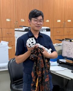 《圖說》新手奶爸葉冠漳照顧幼兒並不陌生。只見他動作溫柔、神情專注，耐心哄抱下，嬰兒安穩地依偎在懷中，畫面令人倍感溫暖。〈中和分局提供〉