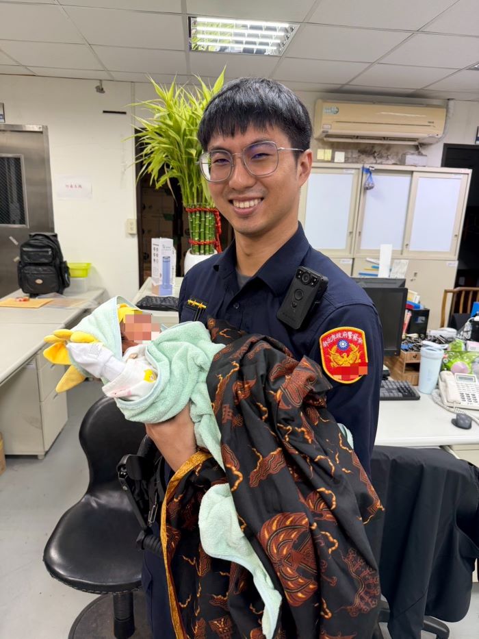《圖說》同時執勤的員警簡正欣在第一時間伸出援手,細心照顧才出生兩天的嬰兒,讓冰冷的執法現場多了一份人情溫度。〈中和分局提供〉
