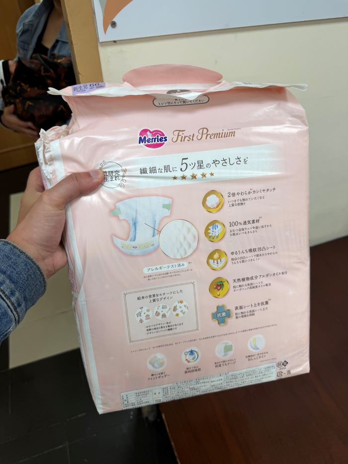 《圖說》員警自掏腰包,購買尿布、包屁衣與濕紙巾等嬰兒用品。〈中和分局提供〉