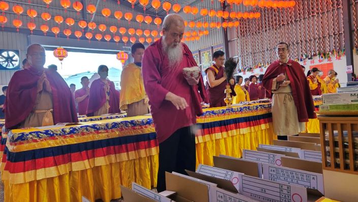 《圖說》世界佛教正心會「清明孝親消災祈福法會」由指導上師恆性嘉措仁波且親自主法，及舉行放生儀式。〈正心會提供〉