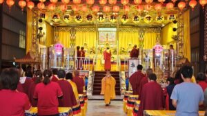 《圖說》世界佛教正心會於清明連假期間在金龜山三寶殿舉辦一年一度「清明孝親消災祈福法會」，透過誦經禮懺與祈福儀軌，引領大眾表達孝思、回向先靈，現場氣氛莊嚴肅穆。〈正心會提供〉