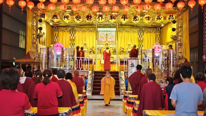 《圖說》世界佛教正心會於清明連假期間在金龜山三寶殿舉辦一年一度「清明孝親消災祈福法會」，透過誦經禮懺與祈福儀軌，引領大眾表達孝思、回向先靈，現場氣氛莊嚴肅穆。〈正心會提供〉