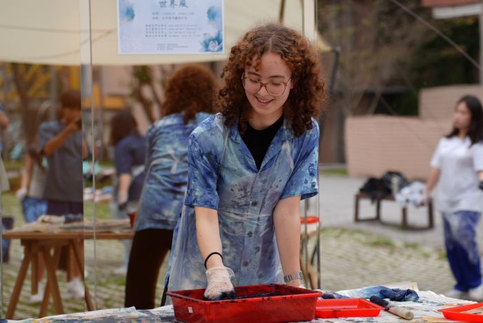 新北客家雙喜臨門 教學績優連霸、英國設計雙金耀國際 5 《圖說》新北市立永平高中將客家體驗課程列為「必修課」,國際姊妹校交換生來交流時穿著藍染。〈客家局提供〉