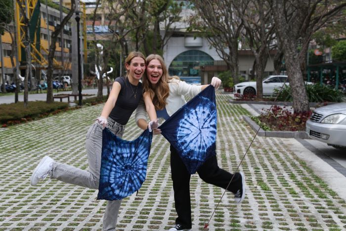 新北客家雙喜臨門 教學績優連霸、英國設計雙金耀國際 6 《圖說》新北市立永平高中姊妹校-德國文特瑞德中學,參與藍染課程,自製客家特色藍染方巾。〈客家局提供〉