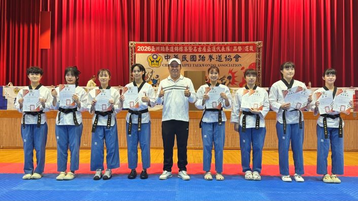 《圖說》中華警察跆拳道武技協會林以勝理事長（宏鎰集團董事長）與優勝選手合影。〈主辦單位提供〉