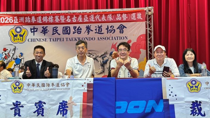 《圖說》左起；競賽管理李世東委員、中華民國跆拳道羅文祥副秘書長、宜蘭縣體育會跆拳道委員會陳駿霖主任委員、中華警察跆拳道武技協會林以勝理事長（宏鎰集團董事長）合影。〈主辦單位提供〉