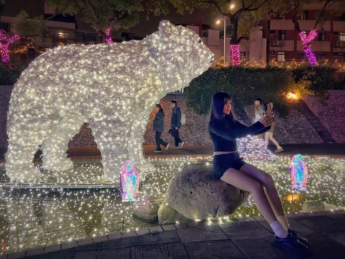 《圖說》3公尺北極熊霸氣登場,民眾搶拍打卡成焦點。〈水利局提供〉