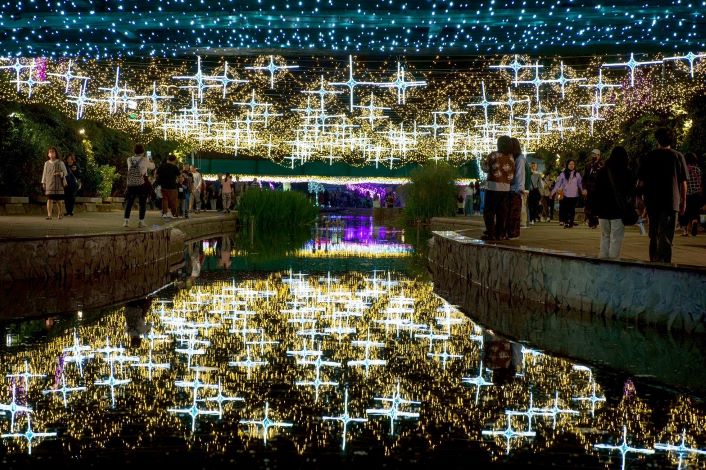 《圖說》星光倒映整個水岸美到讓人拍不停。〈水利局提供〉