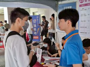 《圖說》校園就業博覽會-學生向廠商詢問職缺。〈勞工局提供〉