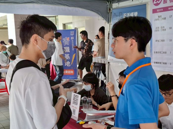 《圖說》校園就業博覽會-學生向廠商詢問職缺。〈勞工局提供〉