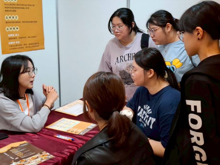 《圖說》校園就業博覽會-廠商與學生說明職缺內容。〈勞工局提供〉