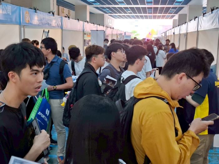 《圖說》校園就業博覽會-學生踴躍參加就博會。〈勞工局提供〉