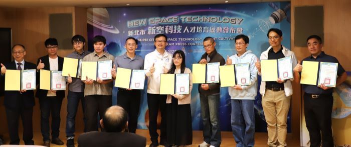 《圖說》教育局長頒發衛星課程種子教師證書。〈教育局提供〉