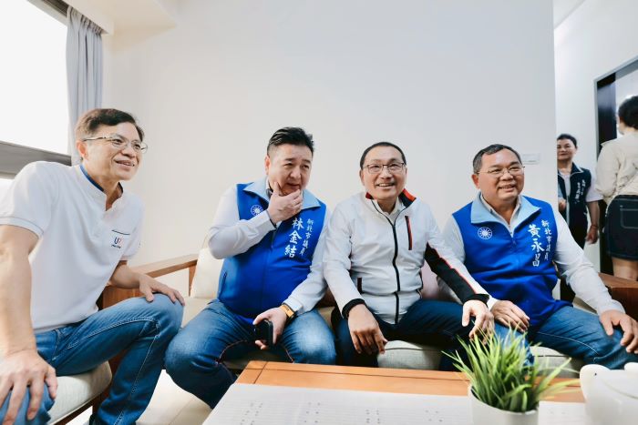 新北最大容獎捐贈案完工 土城員和2號社宅5月招租 6 《圖說》侯友宜市長、城鄉局長黃國峰〈左及民意代表於三房型客廳合影。〈城鄉局提供〉