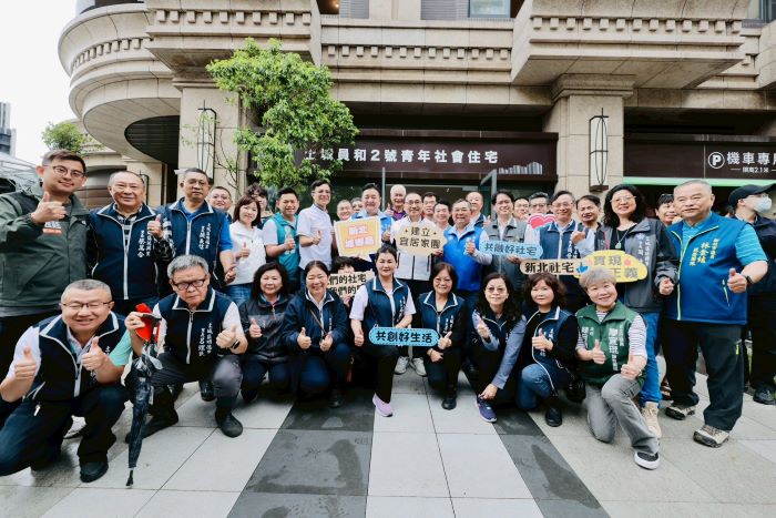 新北最大容獎捐贈案完工 土城員和2號社宅5月招租 7 《圖說》侯友宜市長及貴賓於土城員和2號社宅大門前合影。〈城鄉局提供〉