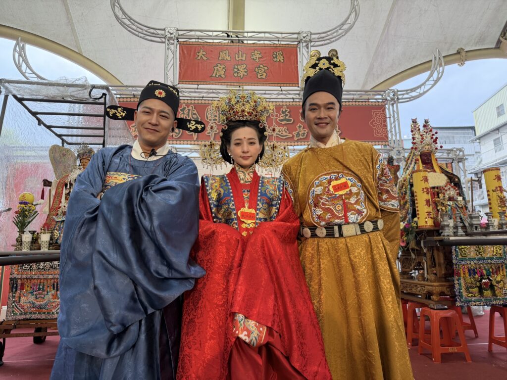 「神行盃國際四驅車大賽」發起人草爺（左一）、柯大堡（右一）宣佈第三屆「神行盃」將移師高雄岡山城隍殿舉行