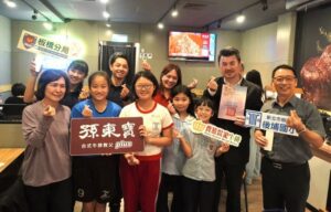 《圖說》貴族世家集團執行長李燈焜〈右二〉、後埔派出所警員蘇威宇〈後排左二〉、警員簡妤蓉〈後排左一〉與學童合影。〈板橋分局提供〉