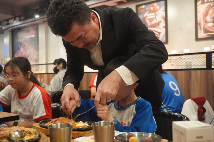 《圖說》板橋分局今日攜手貴族世家集團舉辦愛心公益餐會，邀請板橋區後埔國小學童，透過溫熱餐點與溫馨互動，傳遞社會關懷與正向力量。〈板橋分局提供〉