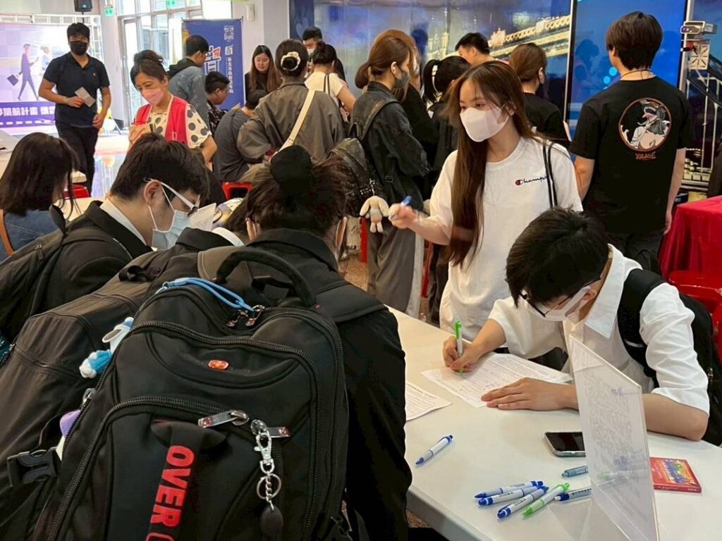 校園就業博覽會 學生於資料填寫區填寫履歷