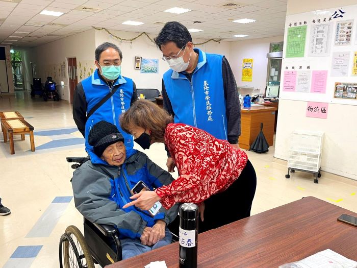 《圖說》板橋榮家家主任陳桂美(前右1)親切關懷林爺爺。〈基隆榮服處提供〉