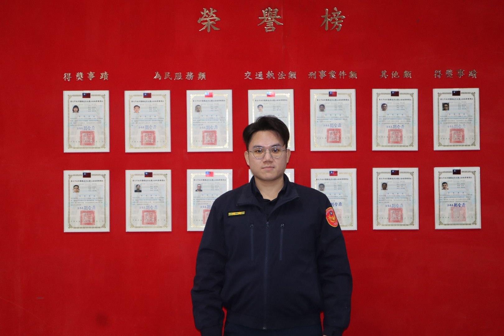 男子心虛鑽巷避路檢  難逃中正二警眼尖查獲  喪屍煙彈