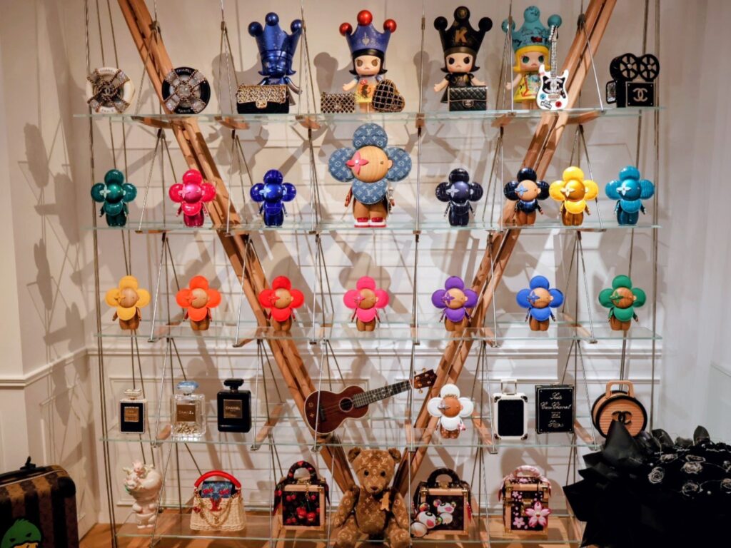 03 Louis Vuitton Vivienne 系列收藏整齊陳列於展示牆上，從角色延伸出精品與玩味並存的收藏脈