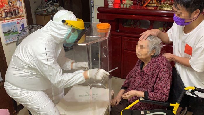 新北好日子愛心大平台媒合55億元 照亮逾6千萬人次弱勢生活 48 《圖說》新北市在疫情期間成立到宅快篩、照護隊。〈社會局提供〉