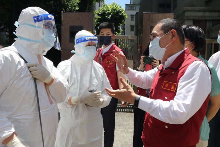 《圖說》新北市在疫情期間成立到宅快篩、照護隊  侯友宜市長特地前往同仁醫院慰問。〈社會局提供〉