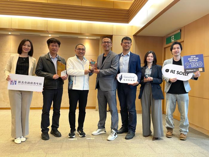 《圖說》新北青創基地成績亮眼。今市政會議上，由青年局長邱兆梅〈左一〉率隊向侯市長獻獎，展現3組新北新創團隊的創新實力。〈青年局提供〉