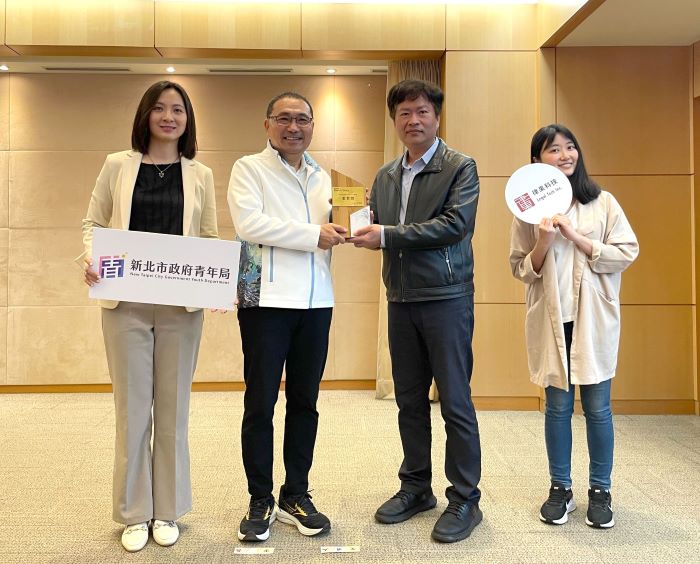 AI與綠能雙引擎發威 新北青創團隊競爭力國際發光 40 《圖說》律果科技公司奪GenAI Stars金質獎,展現AI法律應用的卓越潛力,陳啟桐執行長於市政會議中與侯市長分享。〈青年局提供〉