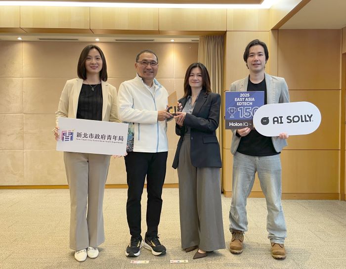 AI與綠能雙引擎發威 新北青創團隊競爭力國際發光 41 《圖說》宇宙製造公司宇宙製造獲HolonIQ「Taiwan EdTech 50」,曾怡璇執行長(右二)向與侯市長分享亮眼成績。〈青年局提供〉