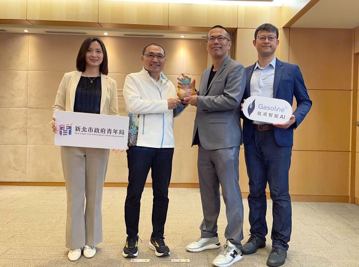 AI與綠能雙引擎發威 新北青創團隊競爭力國際發光 42 《圖說》旭鴻智能公司奪「2026智慧城市創新應用獎」,加速推動企業節能減碳,創辦人李達生(右二)與陳彥棠技術長(右一)與侯市長分享成果。〈青年局提供〉