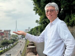 《圖說》淡水古蹟博物館「滬尾講堂」前交通部公路局北區公路新建工程分局分局長詹益祥，分享「橋完成之後，時間才開始一座橋，如何成為城市的記憶」。〈淡古提供〉