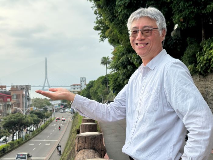 《圖說》淡水古蹟博物館「滬尾講堂」前交通部公路局北區公路新建工程分局分局長詹益祥,分享「橋完成之後,時間才開始一座橋,如何成為城市的記憶」。〈淡古提供〉