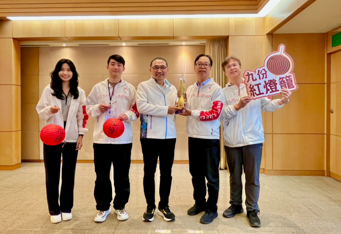《圖說》「九份紅燈籠祭」榮獲2025美國繆思創意獎金獎肯定,今日由局長楊宗珉〈右二〉偕團隊於市政會議獻獎。〈觀旅局提供〉