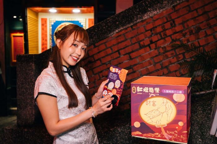 《圖說》「2025九份紅燈籠祭」特別規劃集章活動,走訪各處主題燈區,透過尋找設置於山城巷弄間的特色燈箱,體驗具趣味與深度的人文互動旅程。〈觀旅局提供〉