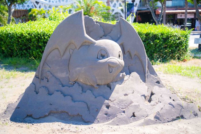 新北打造城市品牌有成 八里沙雕展摘倫敦金獎、羅馬銀獎 6 《圖說》可愛的巴達獸也曾造訪過八里左岸。〈高灘處提供〉