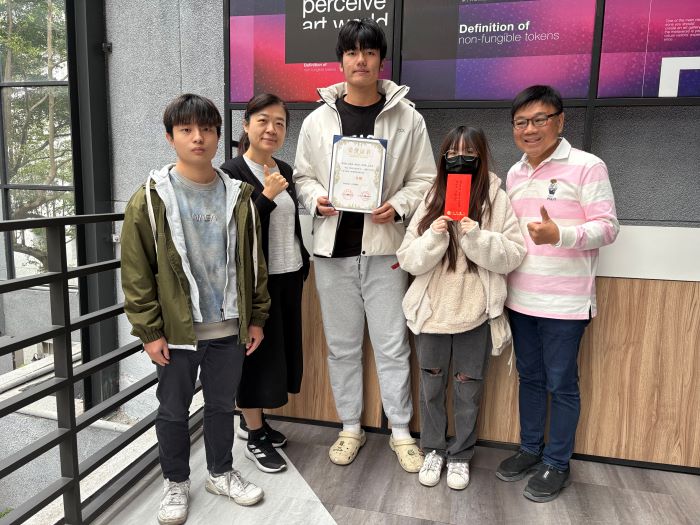 《圖說》龍華科大文創系學生以作品《陶瓷之都的時光》勇奪兩岸短視頻大賽二等獎，主任倪建芝與梁朝棟老師與羅宥甯、吳松昱、陳怡瑄、李佳慶、王雲達共同合影，展現師生協力創作成果。〈龍華科大提供〉