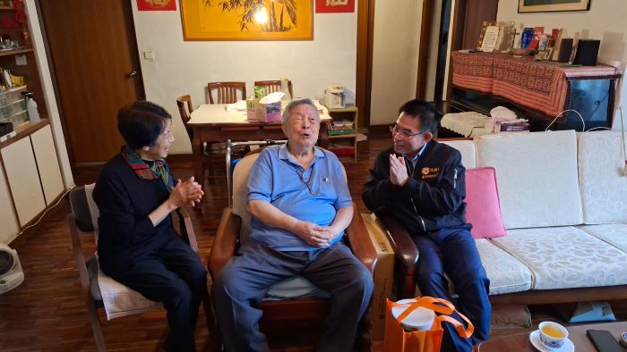 《圖說》95歲的舒爺爺維持每日散步習慣，生活規律而健康。〈臺北市榮服處提供〉