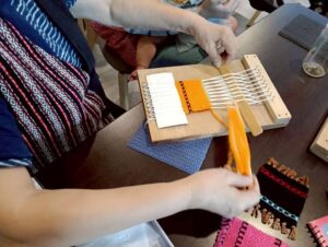 《圖說》「新店部落見學」體驗編織魚網燈，邀請民眾一同走進阿美族傳統文化。〈文化局提供〉