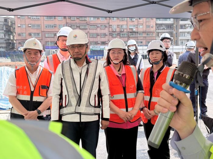 《圖說》市長侯友宜今日視察永和區永平國小地下停車場工程進度,左一交通局長鍾鳴時。〈交通局提供〉