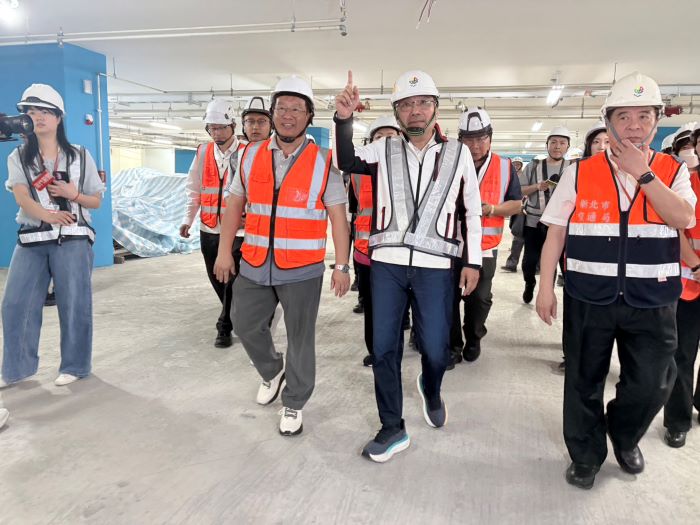 永平國小地下停車場達93.87% 侯:目標年底啟用 25 《圖說》侯友宜市長指示施工團隊強化工區動線分流與防護措施,降低對師生活動影響,確保教學環境安全無虞。〈交通局提供〉