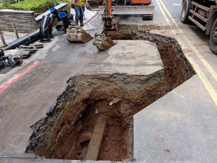 《圖說》現場試挖發現路徑下方有台電、自來水等民生管線，與規劃埋設污水管位置衝突。〈水利局提供〉