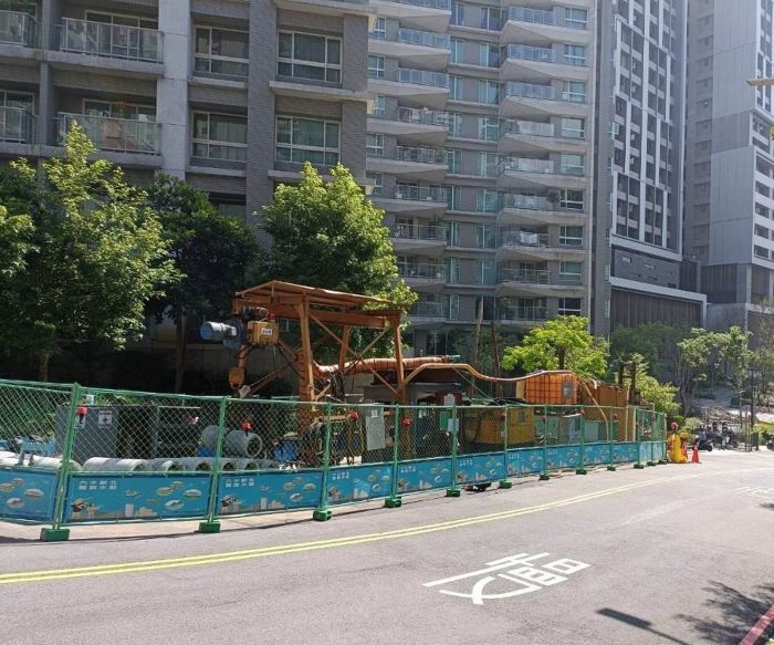 解決管線重疊難題 淡水紅樹林路百戶污水接管改善惡臭 19 《圖說》完成管線遷移後,水利局團隊接續進場施工。〈水利局提供〉